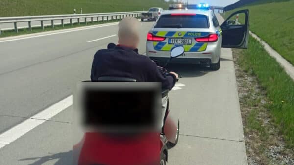 Vozíčkář najel na dálnici D48 a následně silnici I/68. Foto: PČR