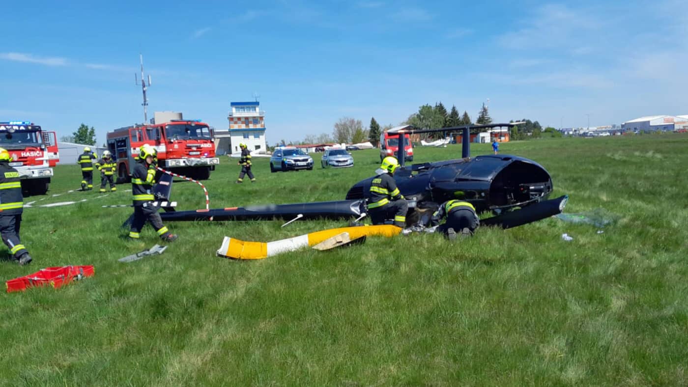 V Roudnici nad Labem se zřítil vrtulník. Foto: HZS