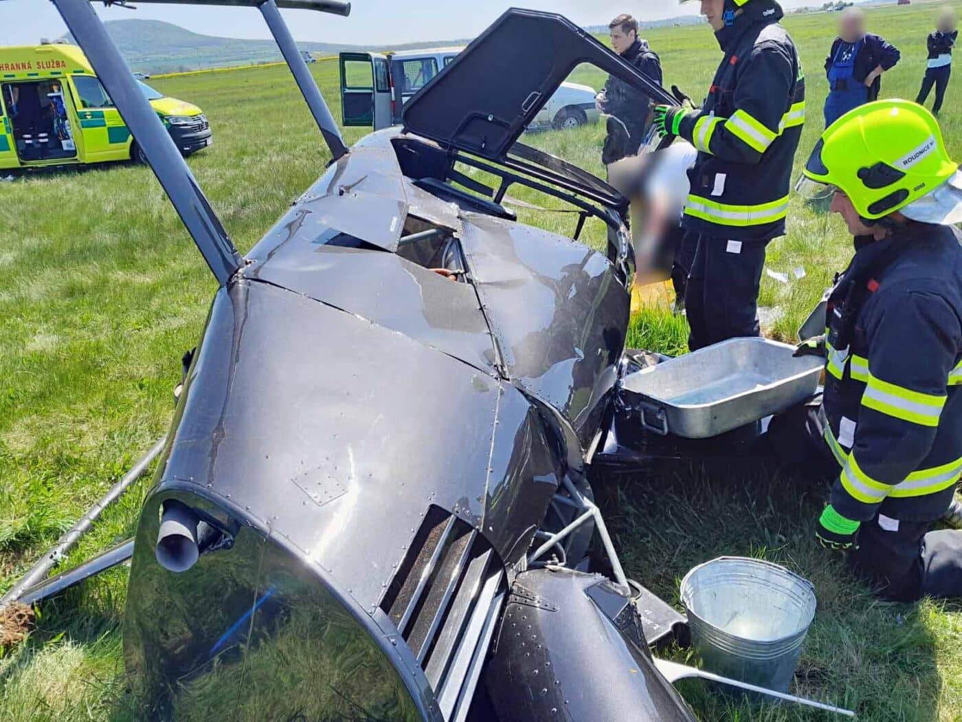 V Roudnici nad Labem se zřítil vrtulník. Foto: HZS