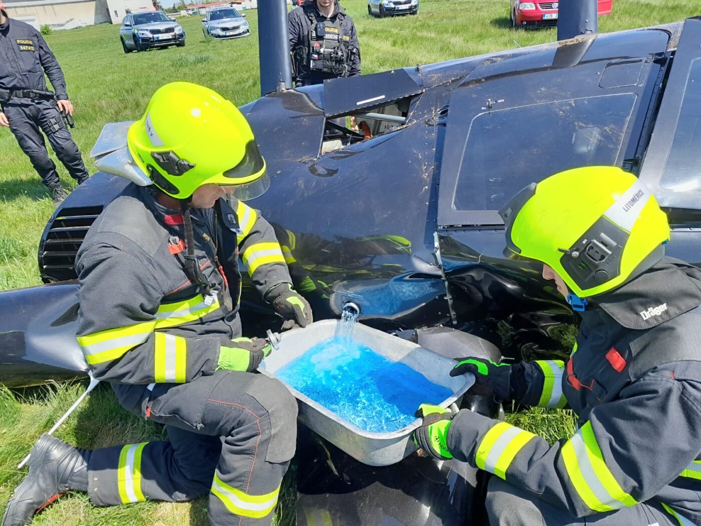 V Roudnici nad Labem se zřítil vrtulník, hasiči odčerpávají palivo. Foto: HZS