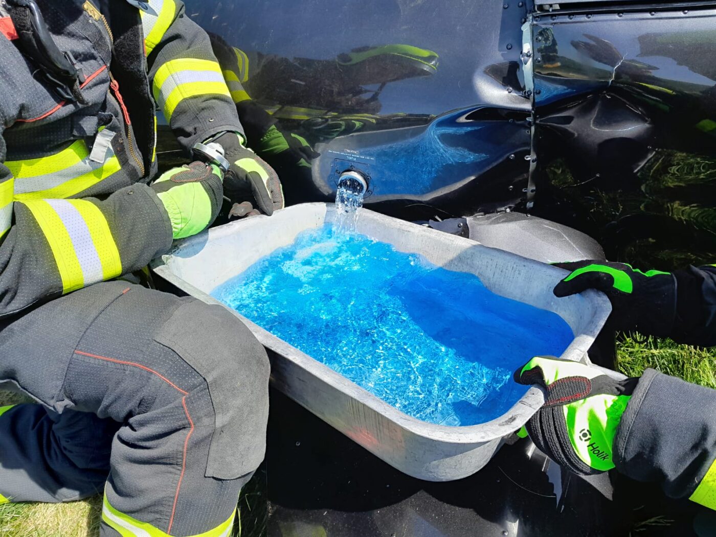 V Roudnici nad Labem se zřítil vrtulník, hasiči odčerpávají palivo. Foto: HZS