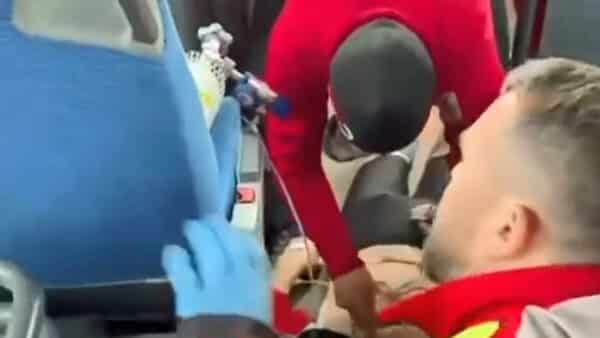 Záchrana muže v autobusu na Ovčárně. Zdroj: ZZS