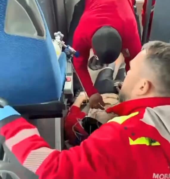 Záchrana muže v autobusu na Ovčárně. Zdroj: ZZS
