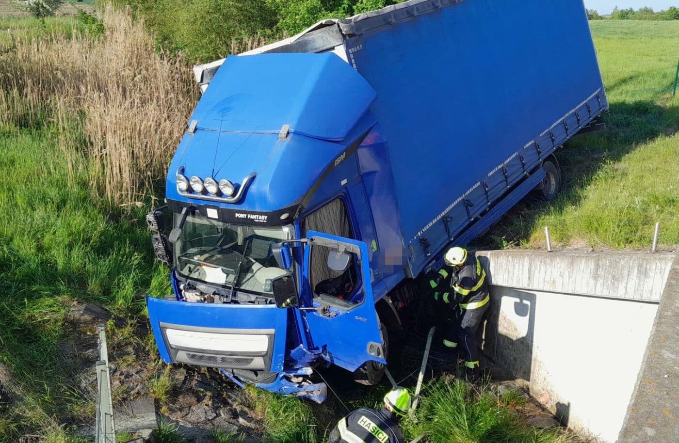 Nehoda náklaďáku na dálnici D11. Foto: HZS