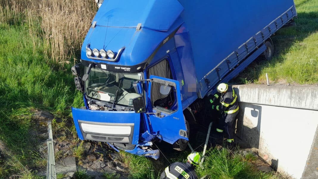Nehoda náklaďáku na dálnici D11. Foto: HZS