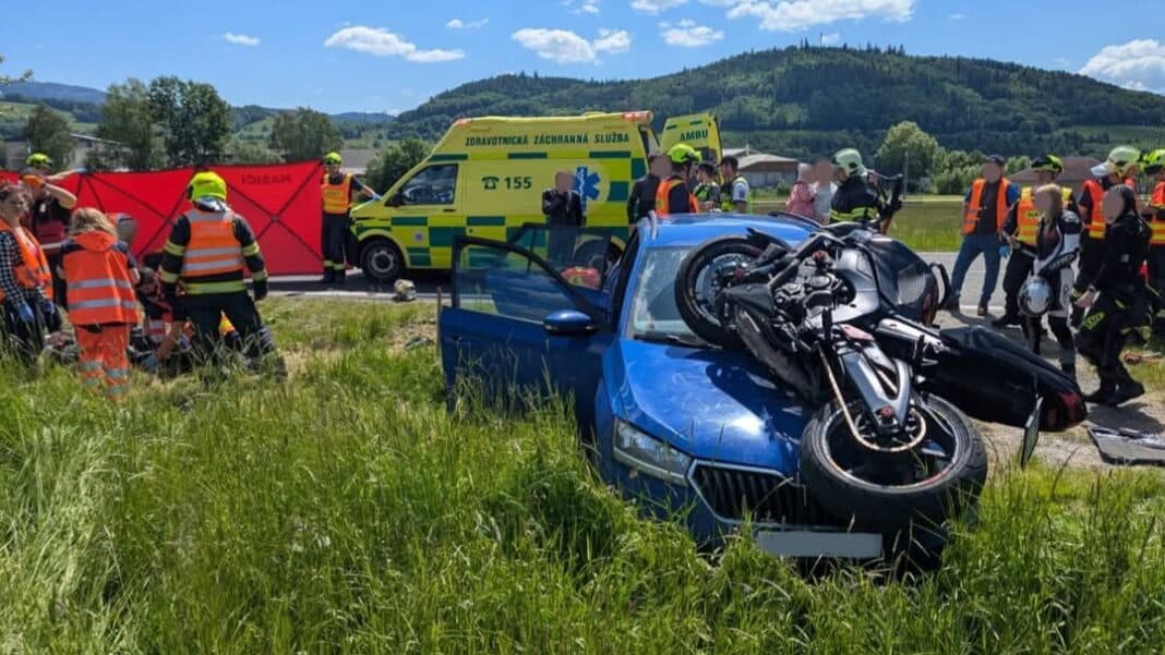 Vážná nehoda auta a motorky u Velkých Losin. Foto: HZS