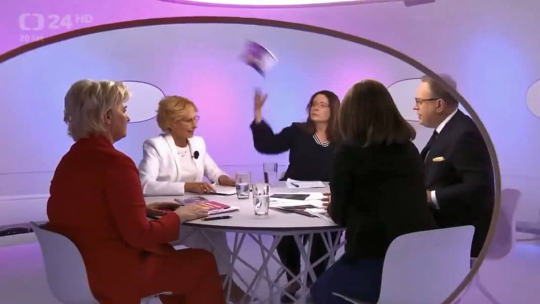 Miroslava Němcová v Otázkách Václava Moravce zahodila Kateřině Konečné Brožuru. Zdroj: ČT