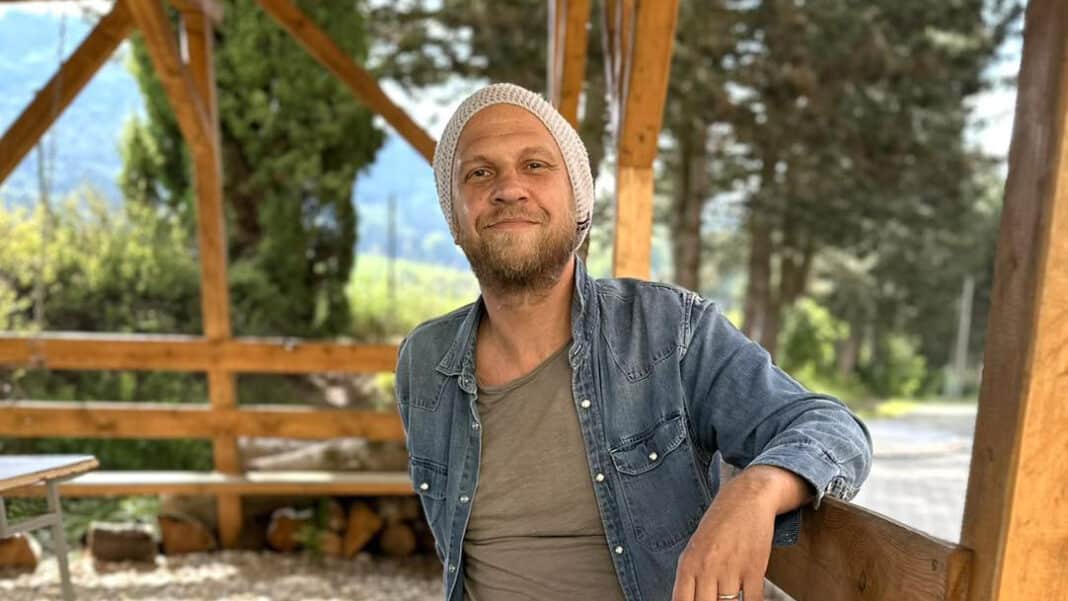 Tomáš Polák z kapely O5 a Radeček m zdravotní problém s nohou.