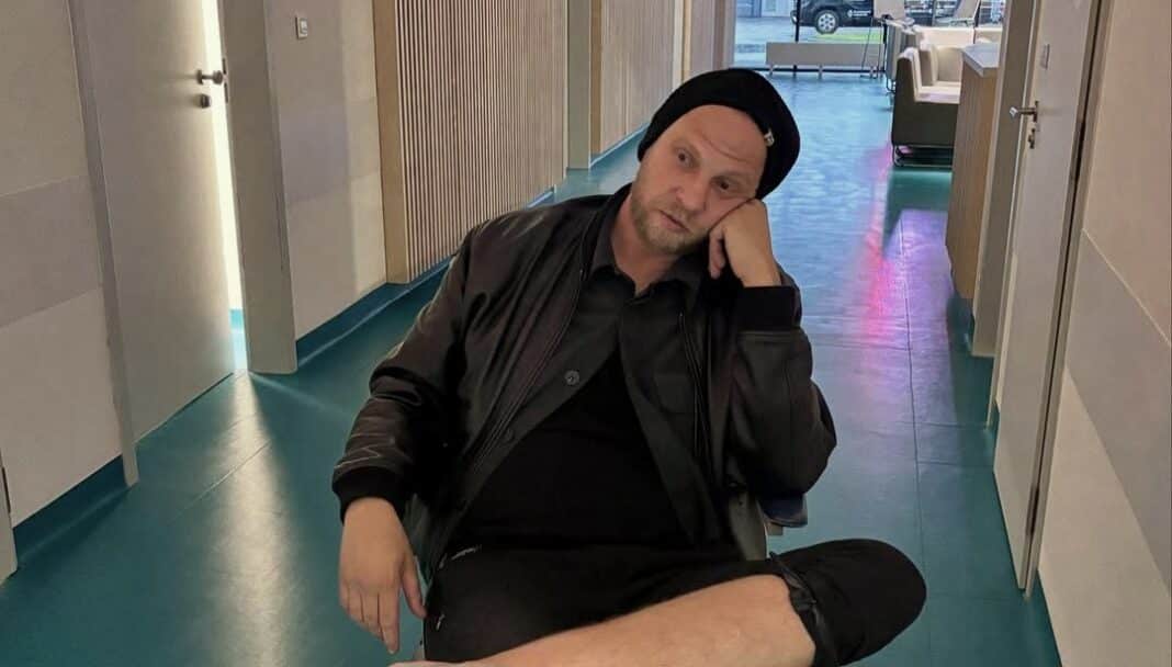 Tomáš Polák z kapely O5 a Radeček v nemocnici v Ústí nad Orlicí.
