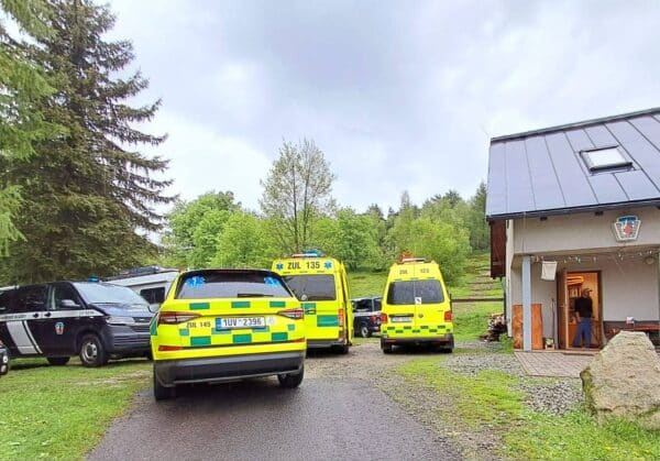 U obce Tisá zasáhl blesk dva lidi, zasahují záchranáři. Foto: ZZS