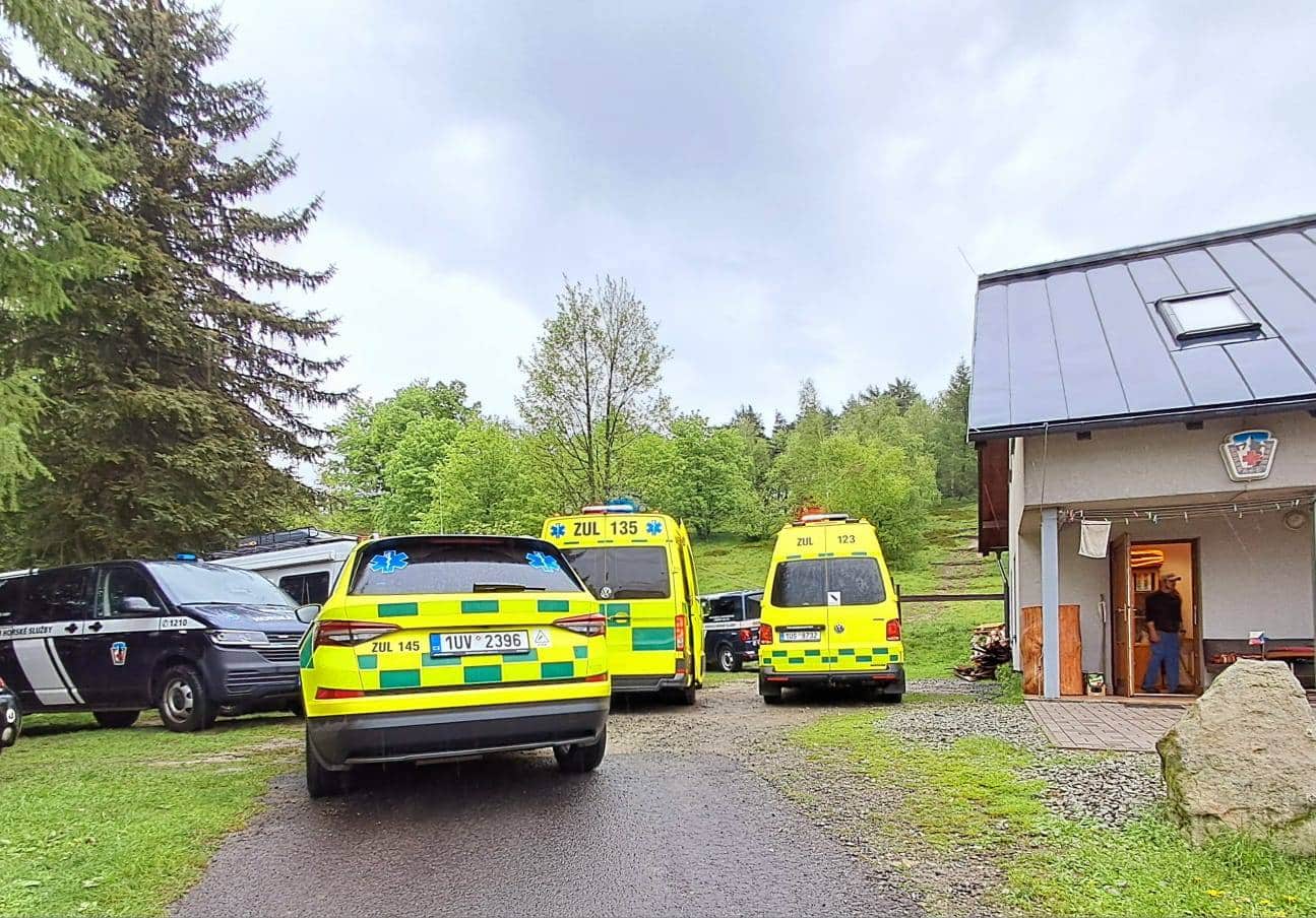 U obce Tisá zasáhl blesk dva lidi, zasahují záchranáři. Foto: ZZS