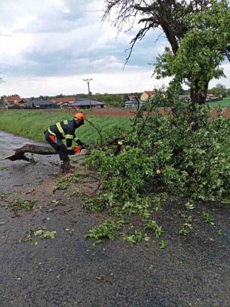 Vítr potrápil Kroměřížsko a Holešovsko. Foto: HZS