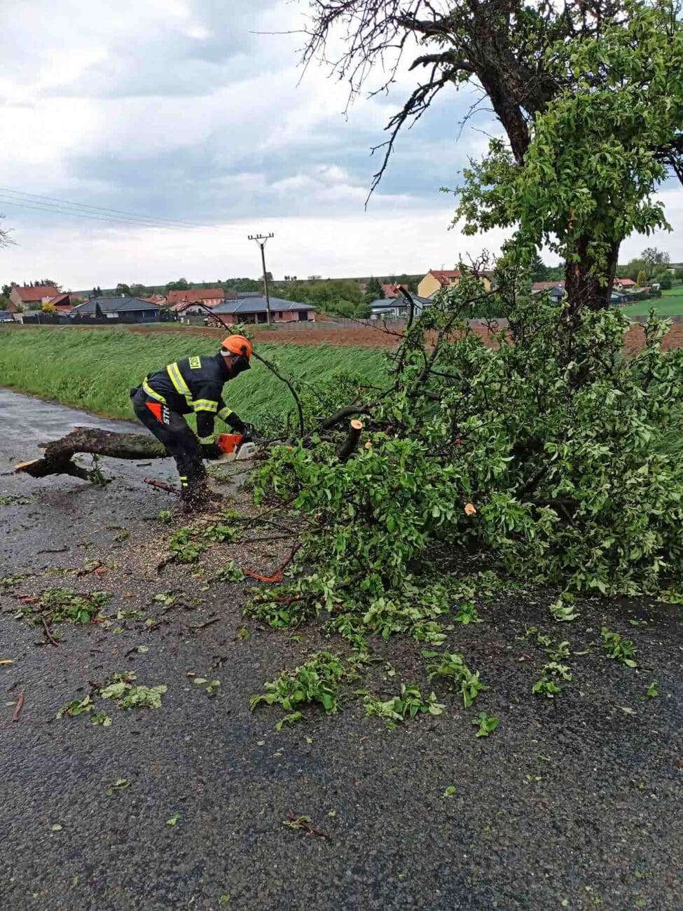 Vítr potrápil Kroměřížsko a Holešovsko. Foto: HZS