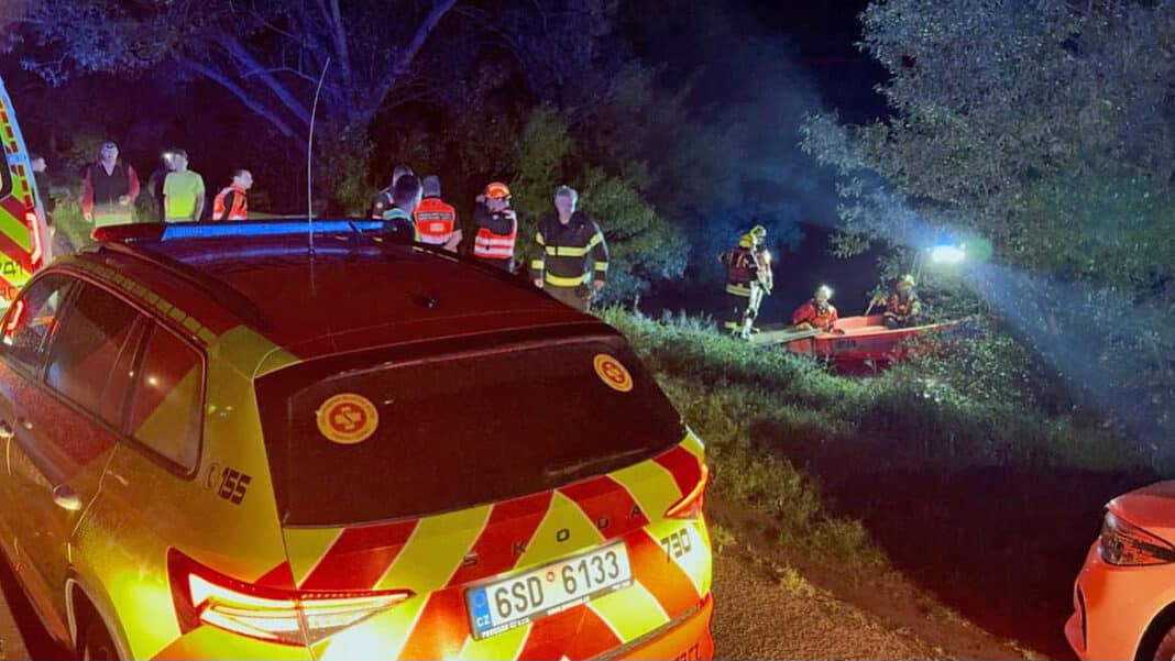 Dva muže se podařilo z řeky Sázavy vytáhnout. Foto: ASČR