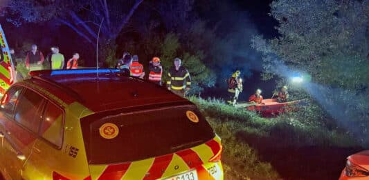 Dva muže se podařilo z řeky Sázavy vytáhnout. Foto: ASČR