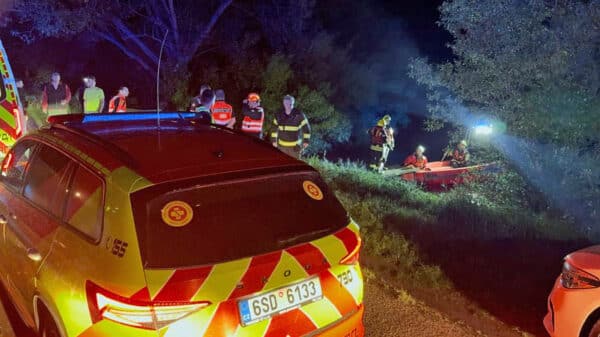 Dva muže se podařilo z řeky Sázavy vytáhnout. Foto: ASČR