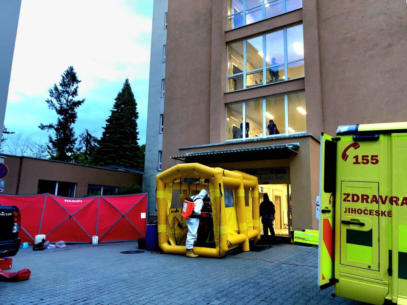 Převoz pacienta s podezřením na ebolu z táborské nemocnice. Foto: HZS