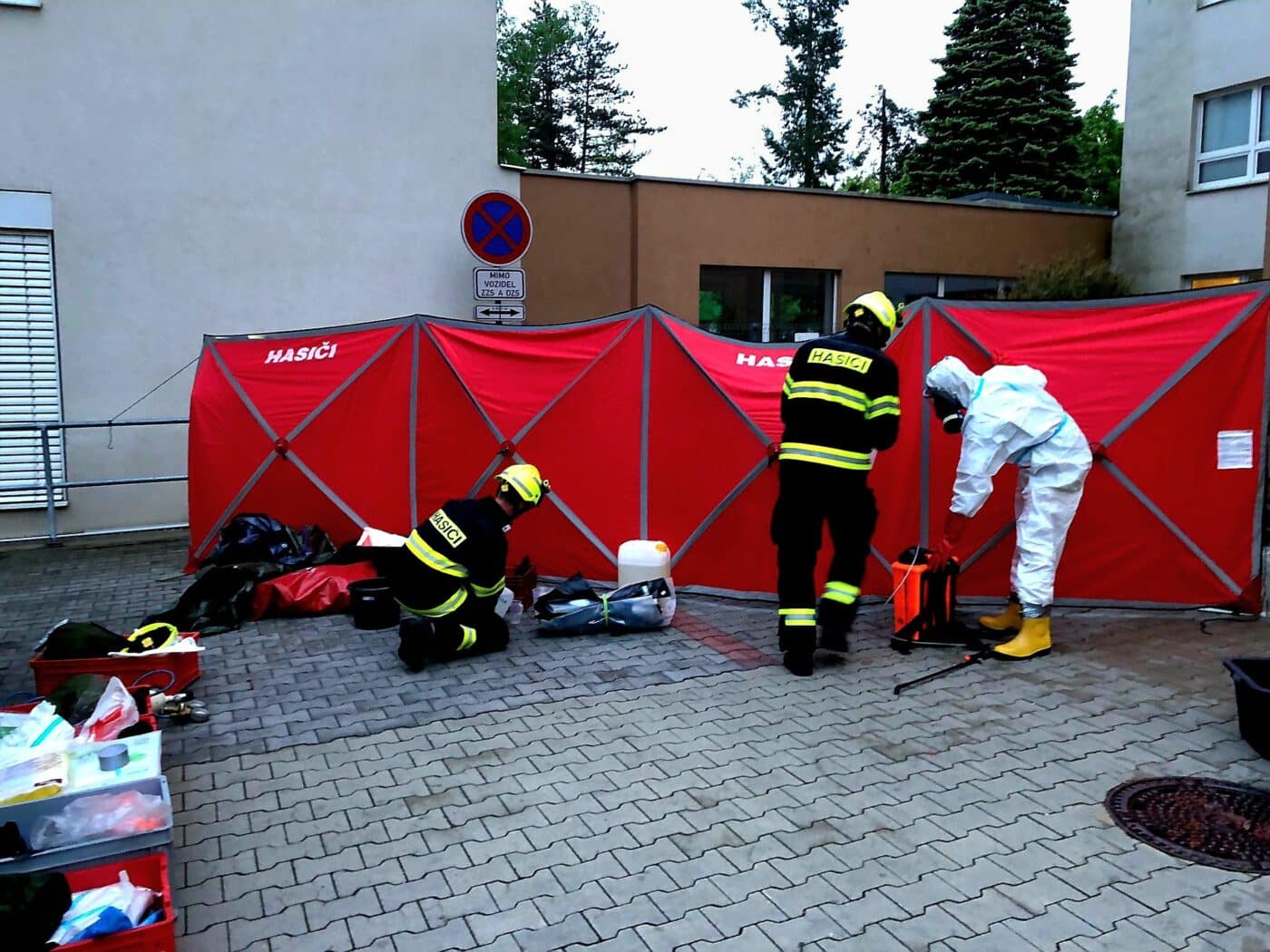 Převoz pacienta s podezřením na ebolu z táborské nemocnice. Foto: HZS