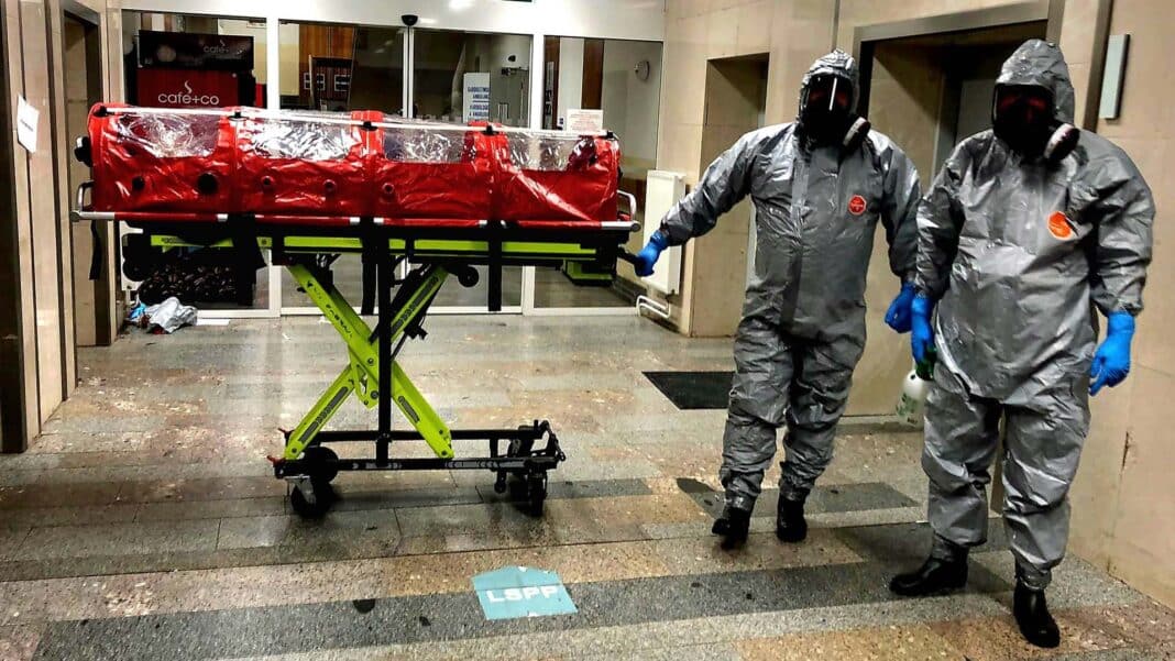 Převoz pacienta s podezřením na ebolu z táborské nemocnice. Foto: HZS