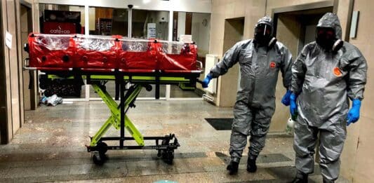 Převoz pacienta s podezřením na ebolu z táborské nemocnice. Foto: HZS