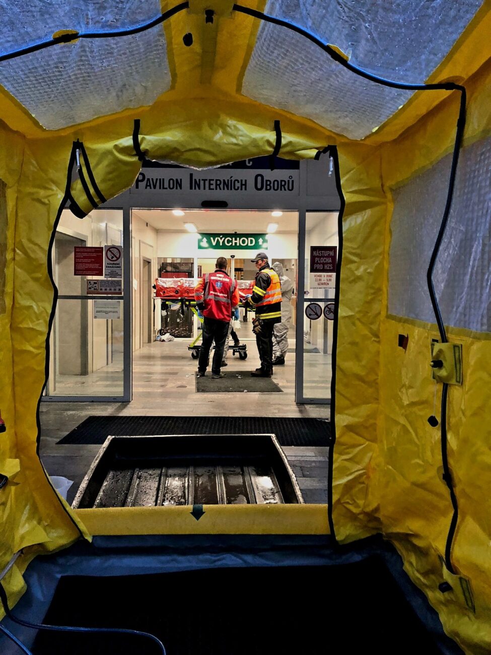 Převoz pacienta s podezřením na ebolu z táborské nemocnice. Foto: HZS