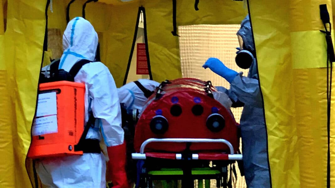 Pacienta s podezřením na ebolu převáželi z táborské nemocnice. Foto: HZS