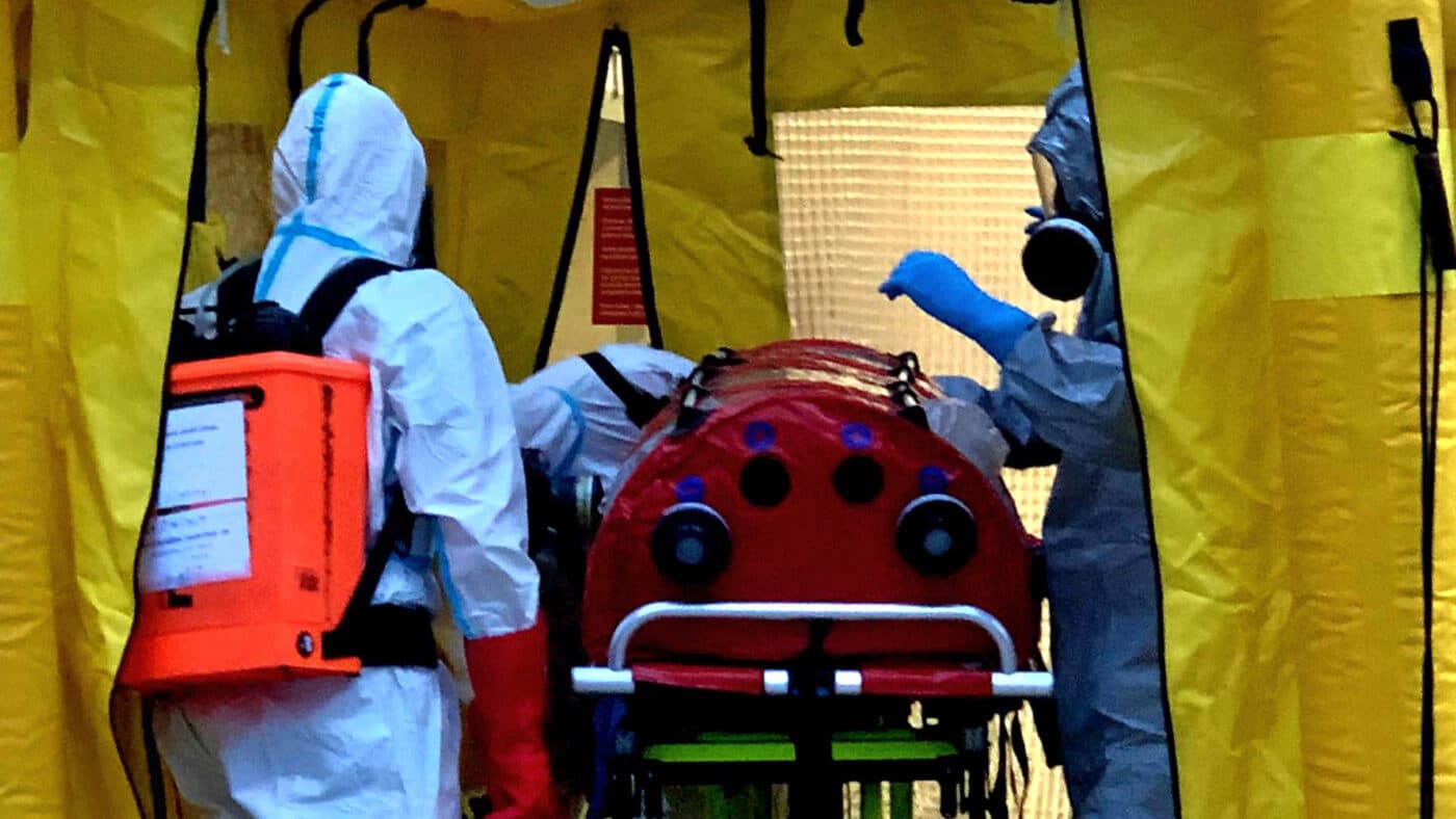 Pacienta s podezřením na ebolu převáželi z táborské nemocnice. Foto: HZS