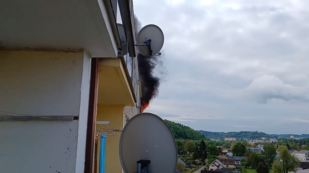 FOTO: Požár v Trutnově, při kterém se zranili hasiči, zničil celý byt, podívejte, jak to vypadá uvnitř