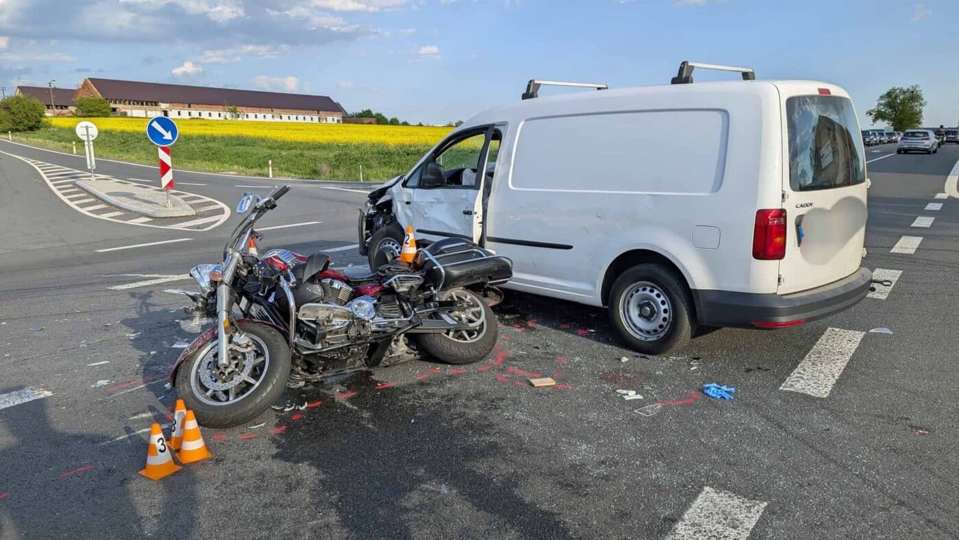 Tragická nehoda u Hradce nad Svitavou. Srazila se motorka s autem. Foto: HZS