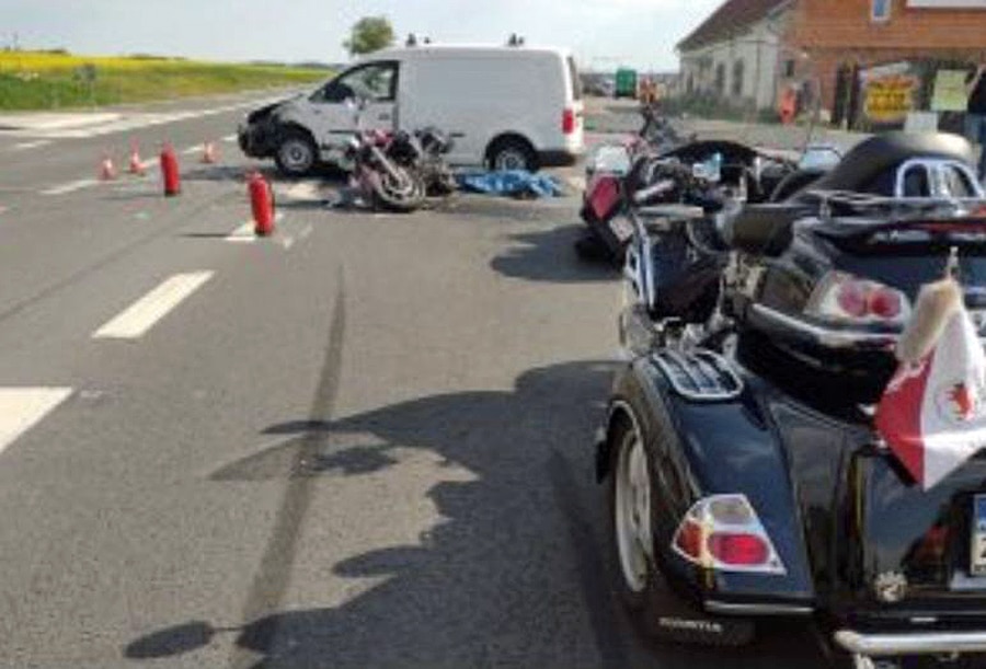 Tragická nehoda u Hradce nad Svitavou. Srazila se motorka s autem. Foto: HZS