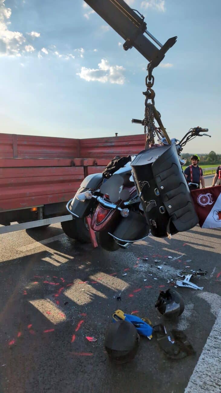 Poničený motocykl naložili hasiči na kontejner. Foto: HZS