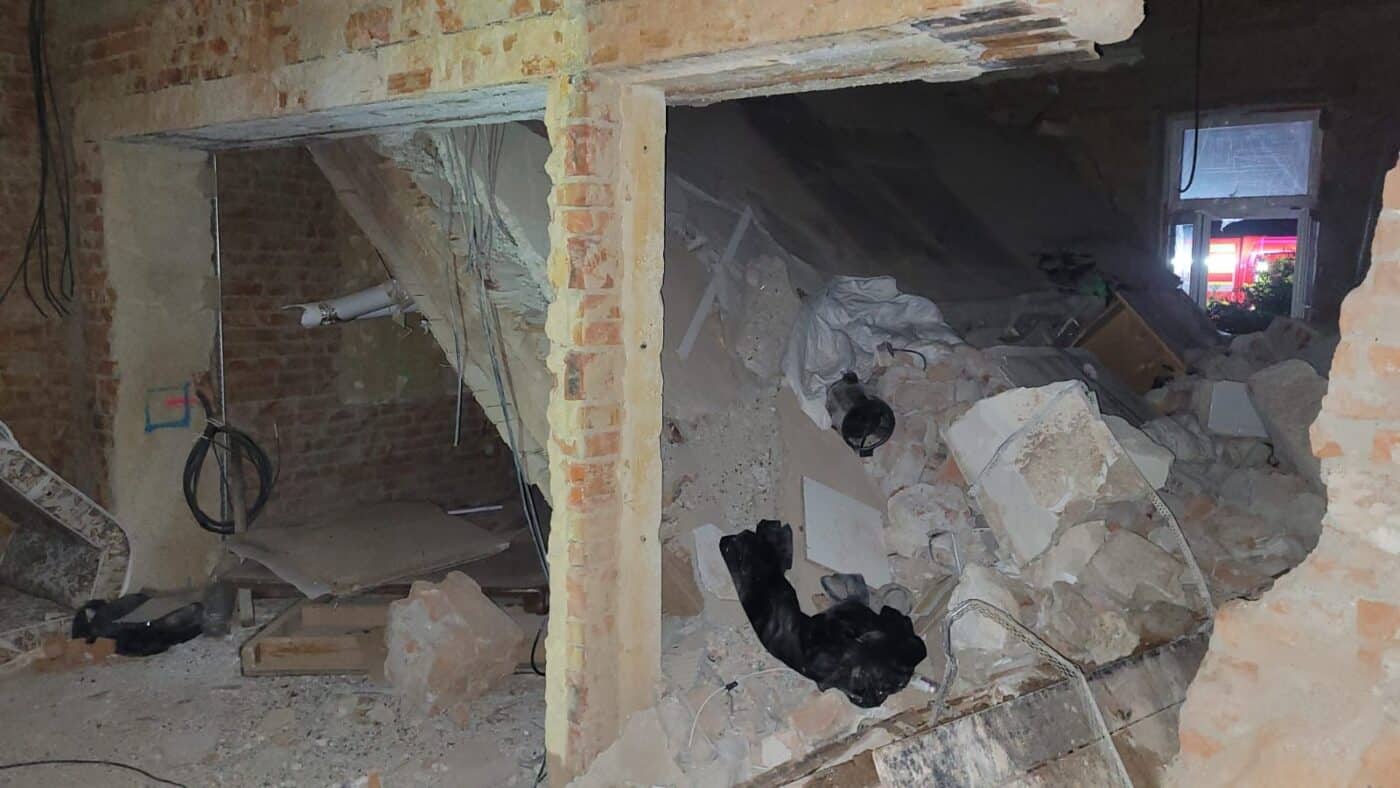V hotelu v Čeladné se zřítil strop a zavalil lidi. Foto: HZS
