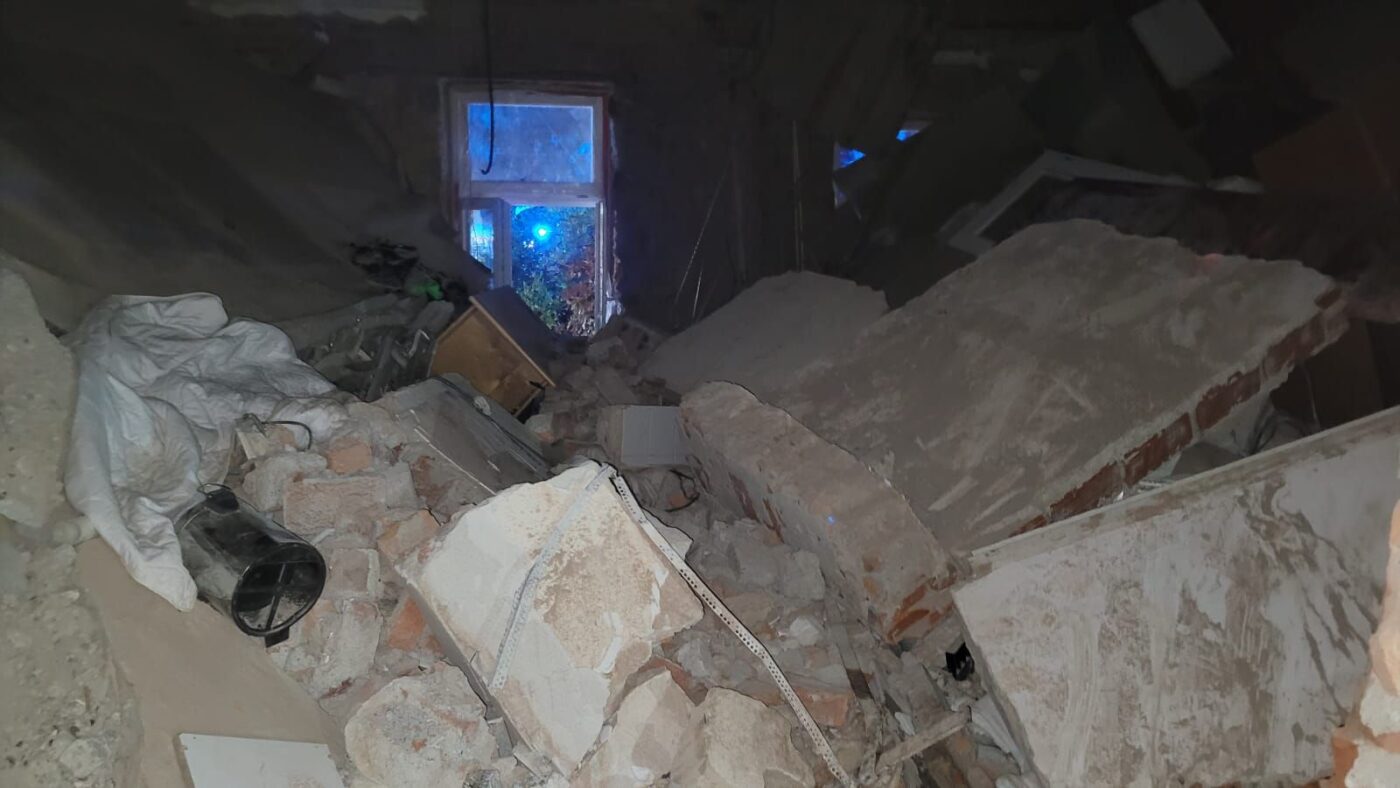 V hotelu v Čeladné se zřítil strop a zavalil lidi. Foto: HZS