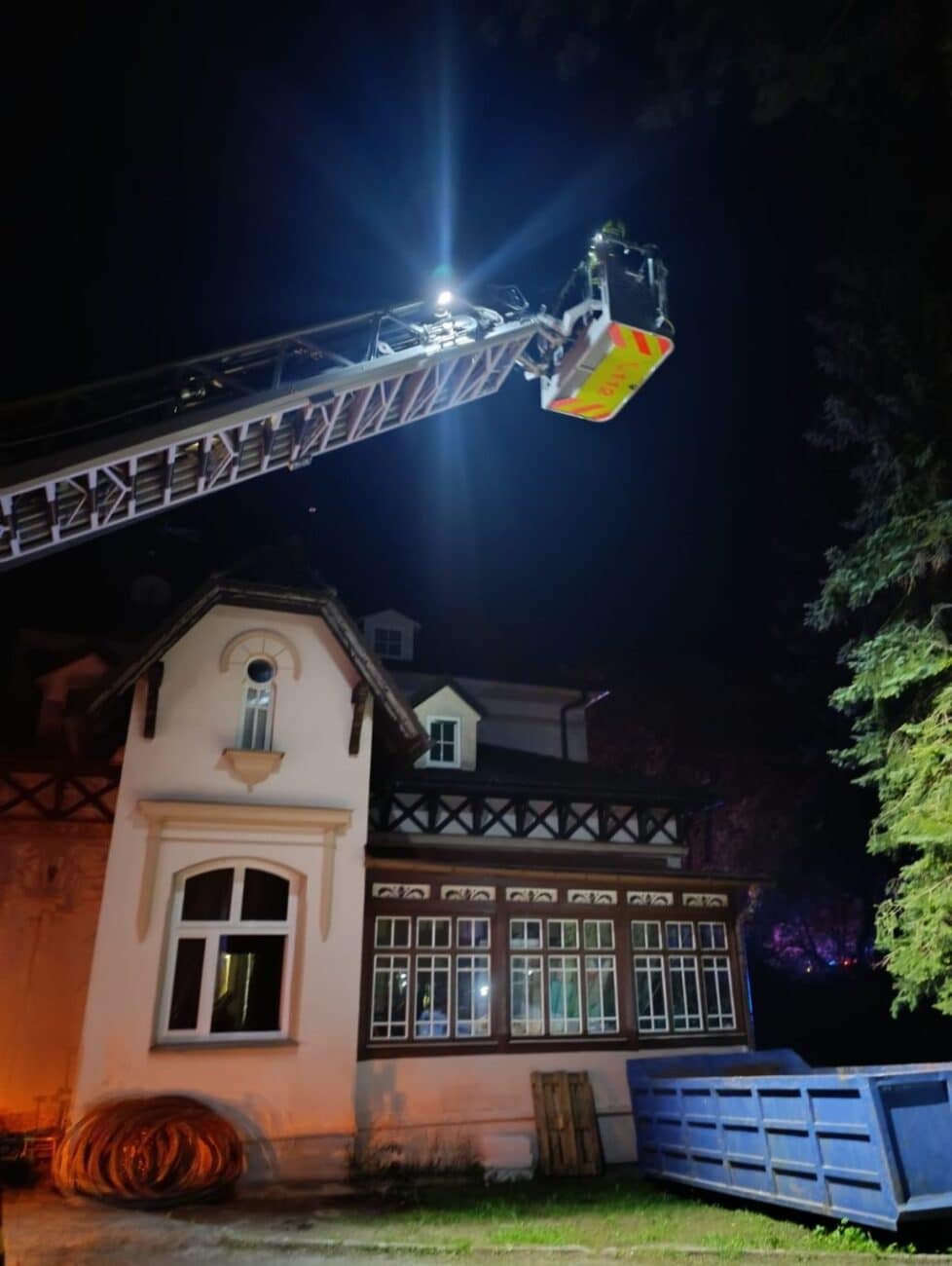 V hotelu v Čeladné se zřítil strop a zavalil lidi. Foto: HZS