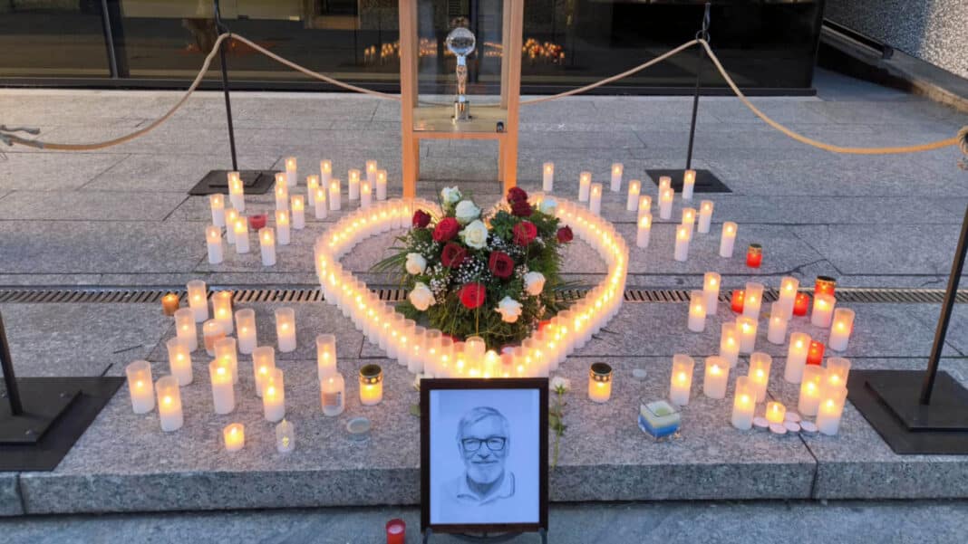 Pietní místo Jiřího Bartošky před hotelem Thermal v Karlových Varech.