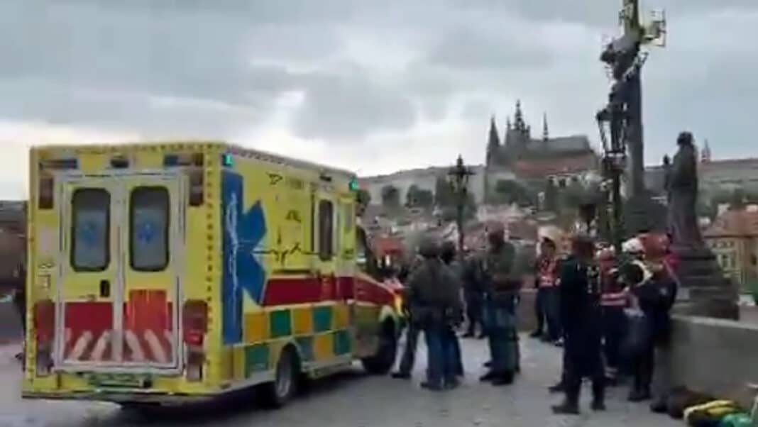 Na Karlově mostě zasahují policisté a záchranáři.