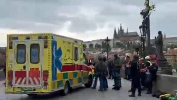 Na Karlově mostě zasahují policisté a záchranáři.