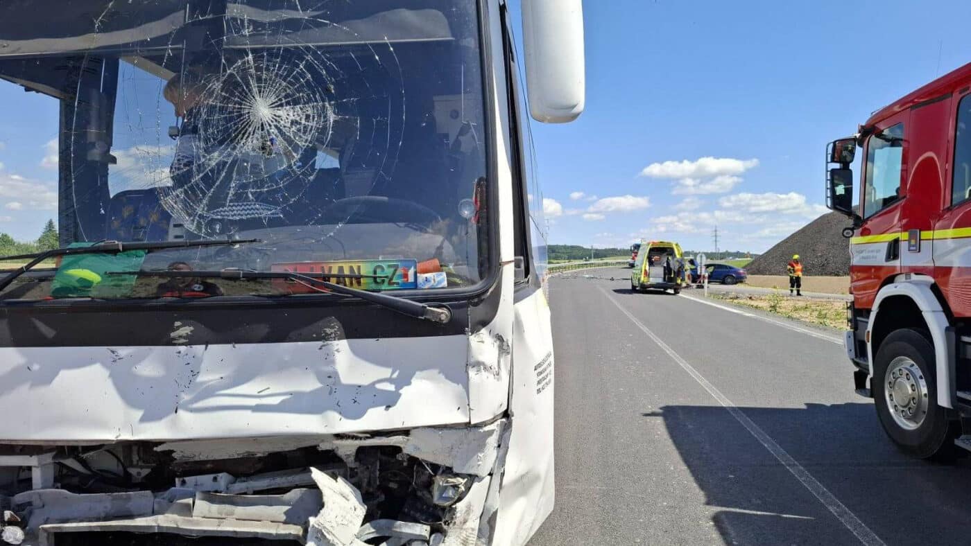 Nehoda autobusu u Velkého Týnce. Foto: HZS