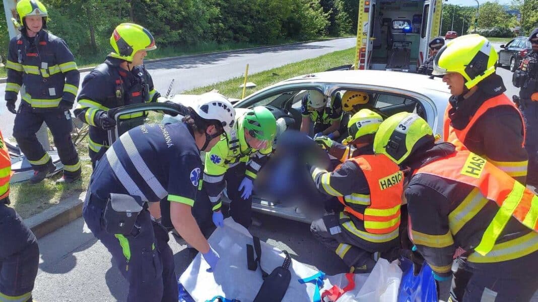 Vážná nehoda v ulici K Pazderkám v Praze. Foto: HZS