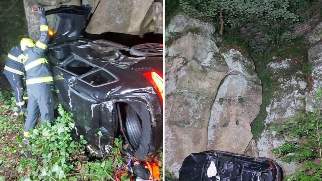 Škoda Karoq se zřítila z 15metrové výšky v Kokořínském dole. Foto: HZS