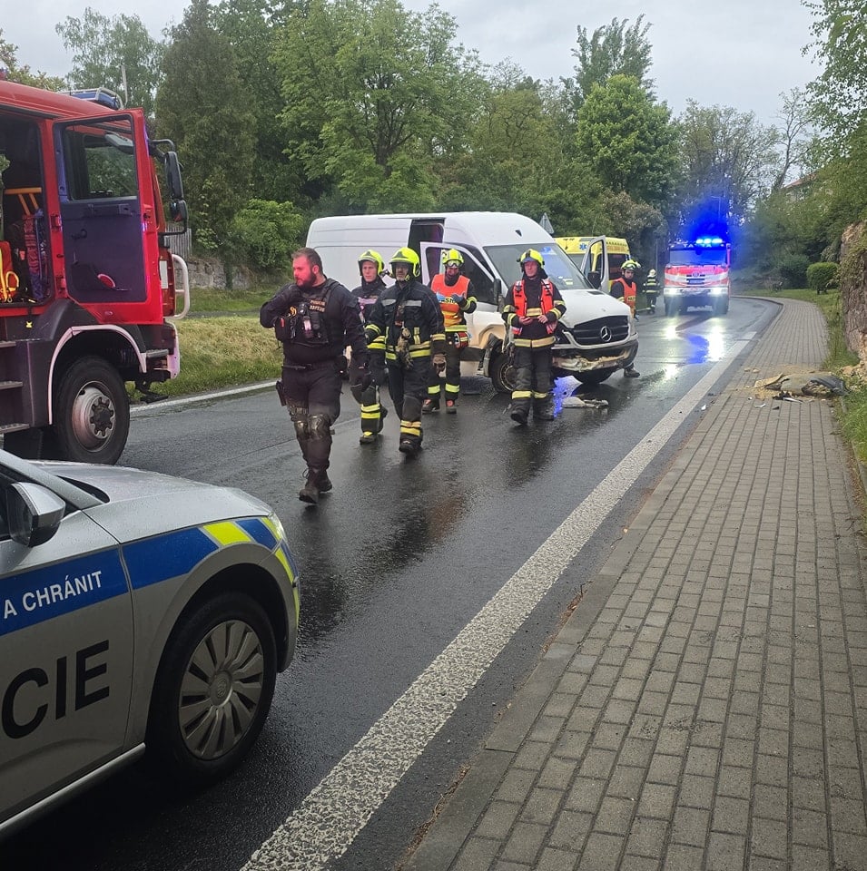 Nehoda dodávky v Mimoni pod Letnou. Foto: HZS