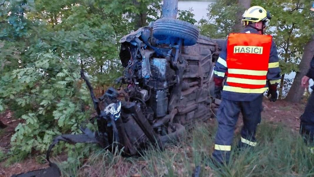 Nehoda v Přelouči: auto narazilo do stromu a převrátilo se. Foto: HZS