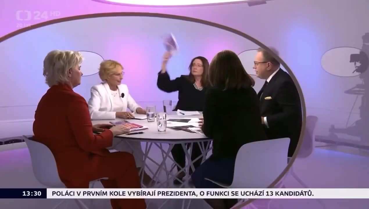 VIDEO: Incident v Otázkách Václava Moravce. Zdroj: ČT