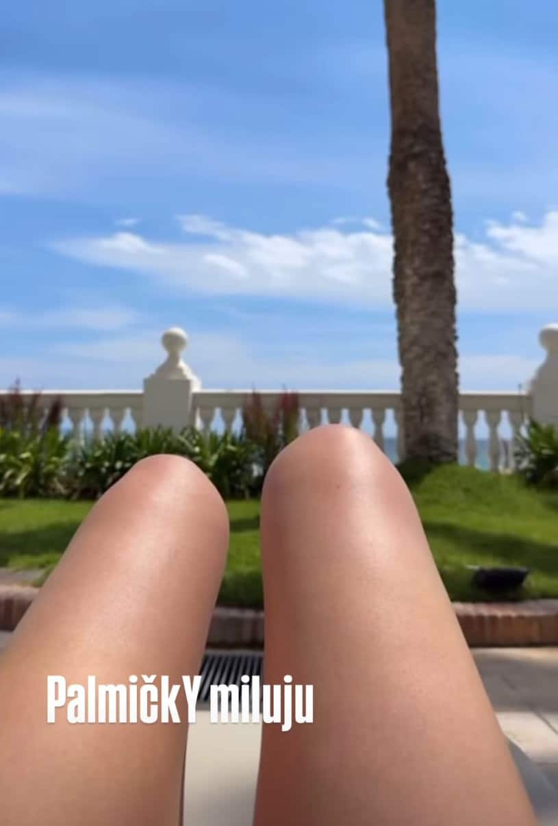Opalování pod palmami, to má Ornella ráda.