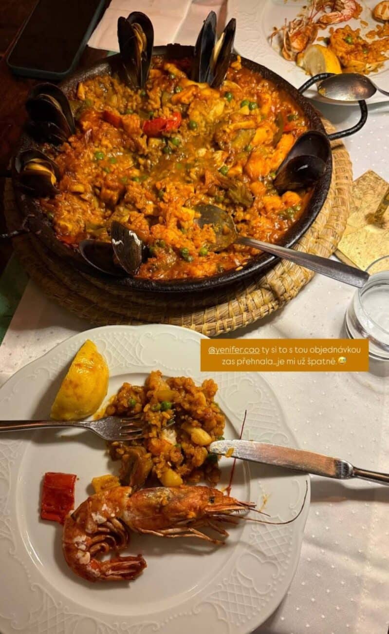 Yeni a Ornella si dopřávají mořské plody na Mallorce.