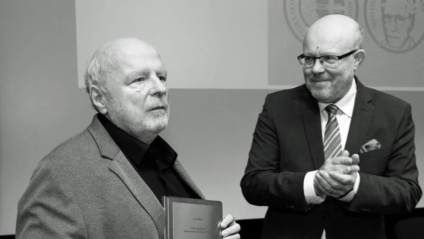 Zemřel lékař Jan H. Peregrin, na snímku s ministrem Vlastimilem Válkem. Foto: IKEM