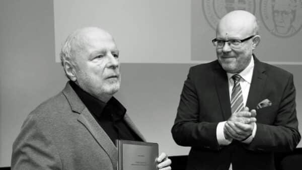Zemřel lékař Jan H. Peregrin, na snímku s ministrem Vlastimilem Válkem. Foto: IKEM