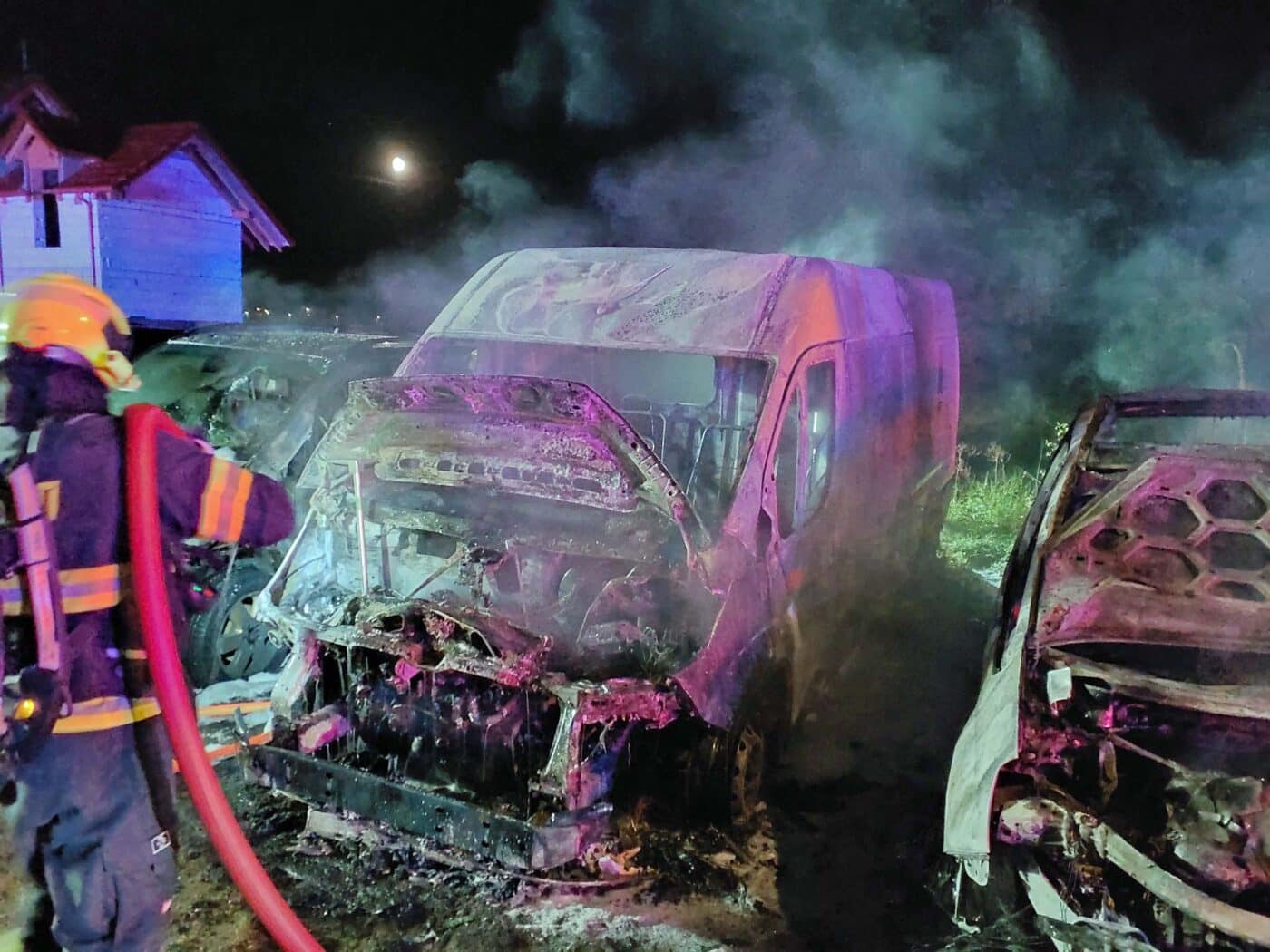 Požár aut ve Staročensku u Pardubic. Foto: HZS