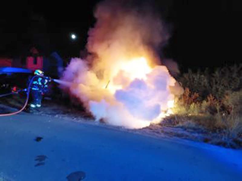 Požár aut ve Staročensku u Pardubic. Foto: HZS