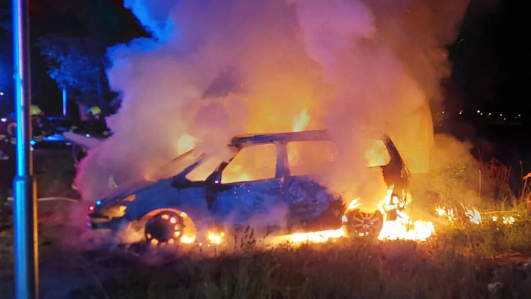 Požár aut ve Staročensku u Pardubic. Foto: HZS